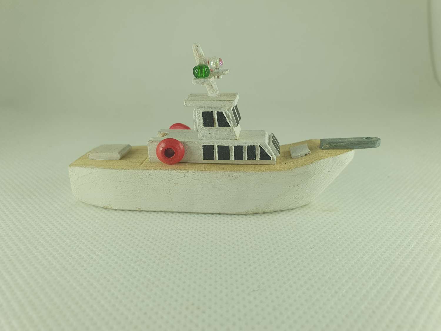 Handmade Motor Yacht (small) Handmade Motor Yacht (small)