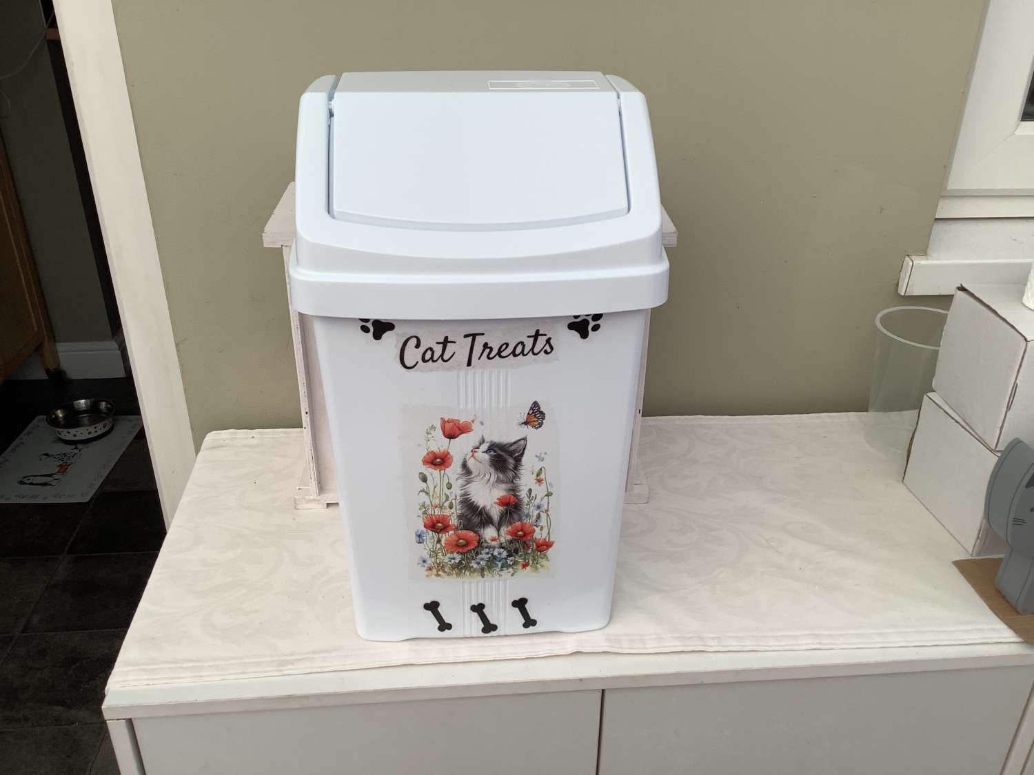 DECOUPAGED TREAT BIN WITH A BEAUTIFUL CAT DESIGN DECOUPAGED TREAT BIN WITH A BEAUTIFUL CAT DESIGN