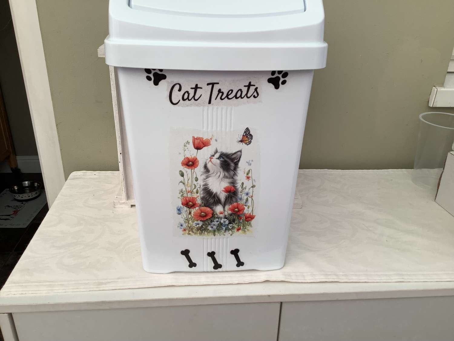 DECOUPAGED TREAT BIN WITH A BEAUTIFUL CAT DESIGN DECOUPAGED TREAT BIN WITH A BEAUTIFUL CAT DESIGN