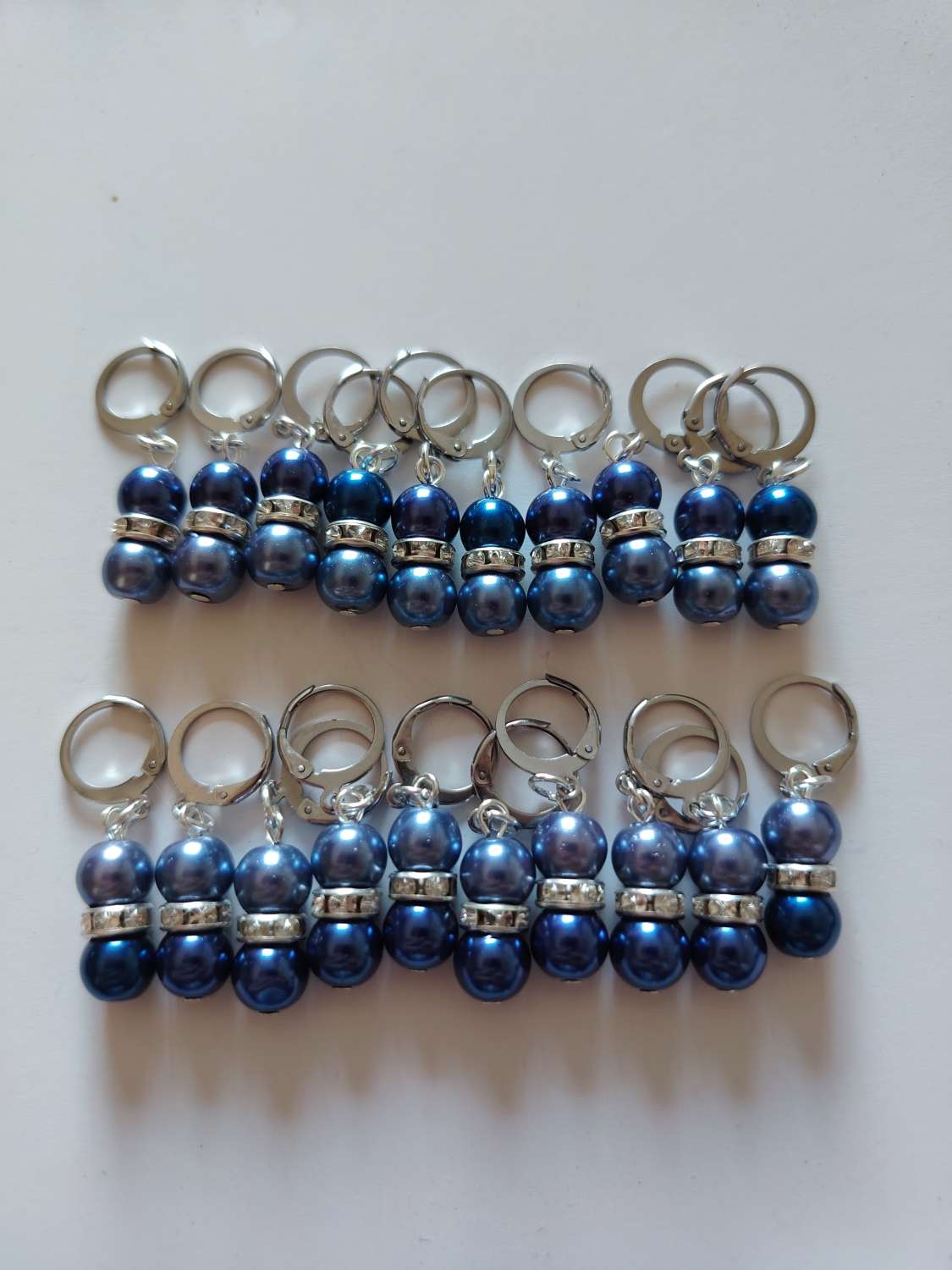 Set of 20 two-tone blue stitch markers Set of 20 two-tone blue stitch markers