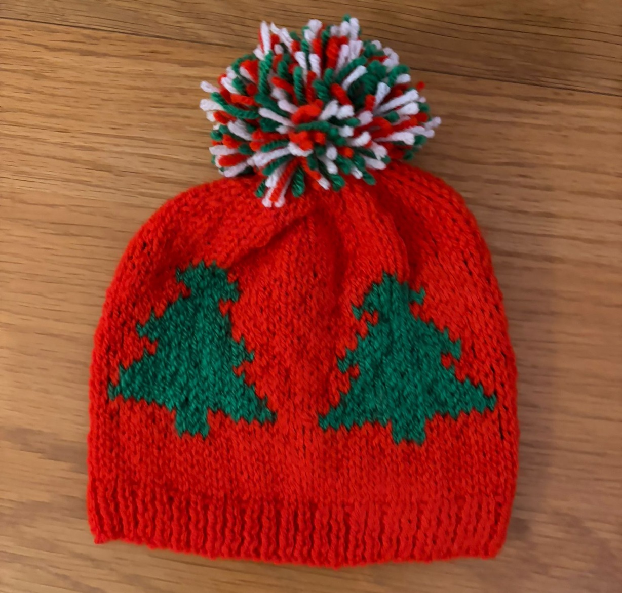 Hand-knitted baby's bobble hat Hand-knitted baby's bobble hat
