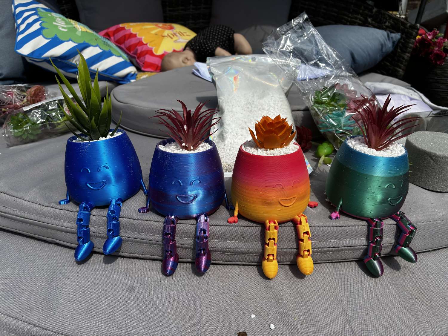 Plant pot with flexi legs Plant pot with flexi legs