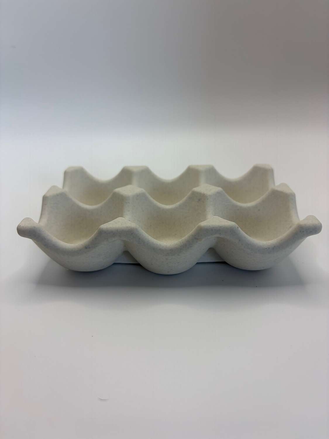 Egg Holder for 6 Eggs, White Scalloped Jesmonite, Kitchen Countertop Decor Egg Holder for 6 Eggs, White Scalloped Jesmonite, Kitchen Countertop Decor