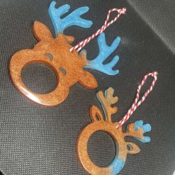 Set of 2 resin reindeer hanging decorations 1