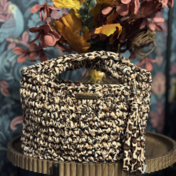 Crochet leopard print bag with handles and keychain 4